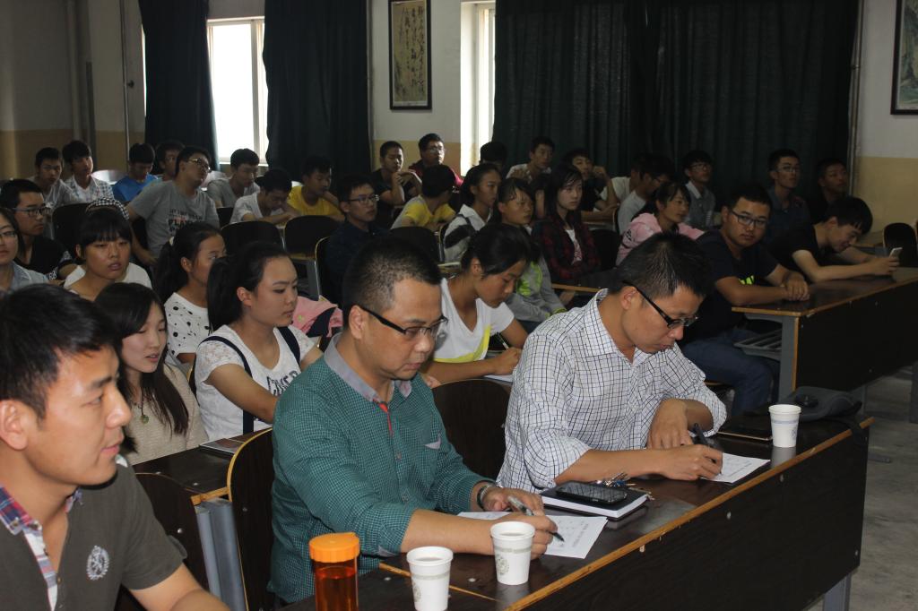 参见会议的老师和学生