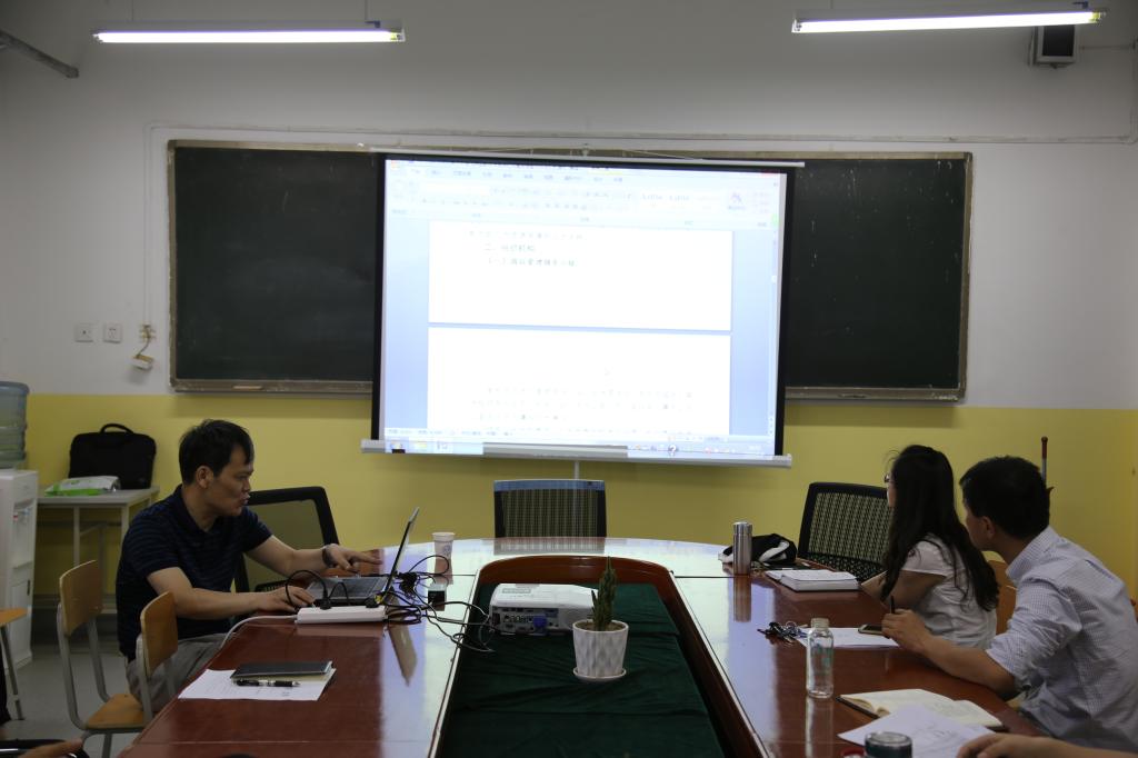 岳忠玉带领大家学习文件