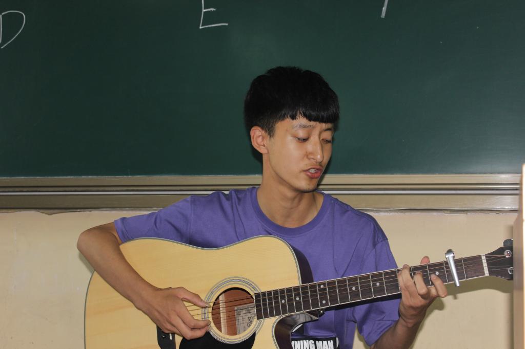 竞聘者进行才艺展示