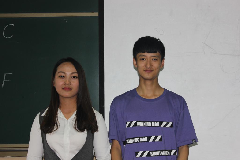 杨卫秀、王卓两位同学主持会议