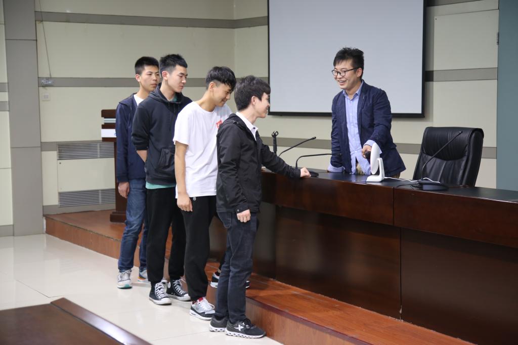 同学们与小明互动