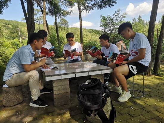 11.天气炎热,但同学们仍不忘一起阅读并学习梁家河